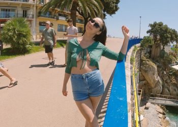 Video sans soutien gorge Elle montre ses seins dans la rue