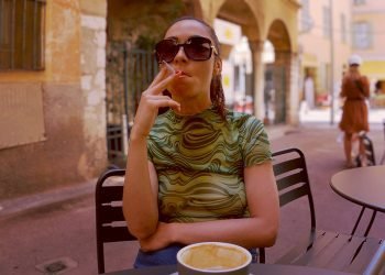 Elle fume en t-shirt transparent dans la rue