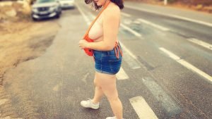 Vidéo ma femme exhibe ses gros nichons naturels au bord de route