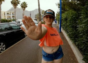 Selfie d'une jeune étudiante aux gros seins nus en public