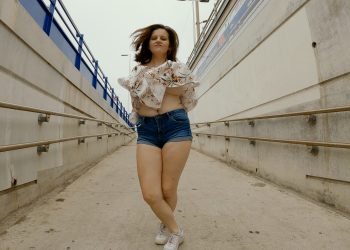 On voit ses seins quand elle danse dans la rue