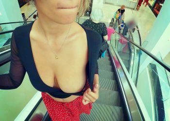 Elle montre ses seins sur l'escalator d'un centre commerciale