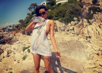 Asiancat83 nue devant des inconnus sans son t-shirt mouillé