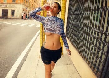 Asiancat83 montre sa poitrine dans une tenue transparente