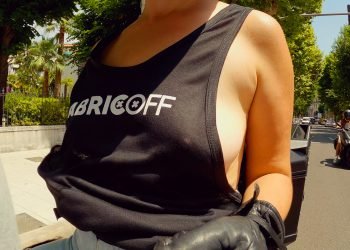 Ses seins sortent de son débardeur pendant qu'elle se filme