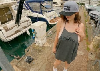 Ses gros boobs dépassent de son t-shirt