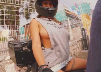 Prete pour une balade à moto seins nus