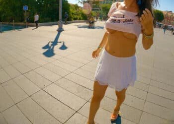 Elle enfile sa mini jupe en dentelle et son crop top French Milk Shake