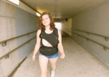 elle ouvre un décolleté incroyable